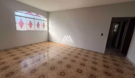 Vendo casa em Itaúna com 334m² com 03 quartos sendo 02 entradas e um amplo terraço em ótima localização