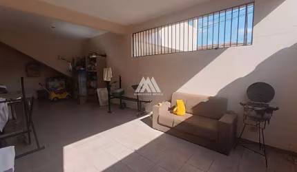Vendo casa em Itaúna com 03 quartos sendo 01 suíte em ótima localização