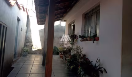 Vendo casa em Itaúna com 03 quartos sendo 01 suíte em ótima localização
