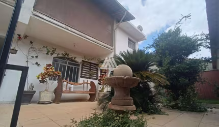 Vendo casa em Itaúna com 02 pavimentos em ótima localização
