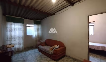 Vendo casa em Itaúna com 150m² e 02 quartos em ótima localização