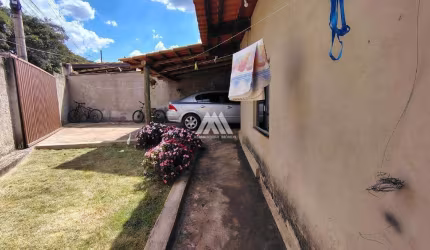 Alugo casa em Itatiaiuçu com 03 quartos excelente localização.