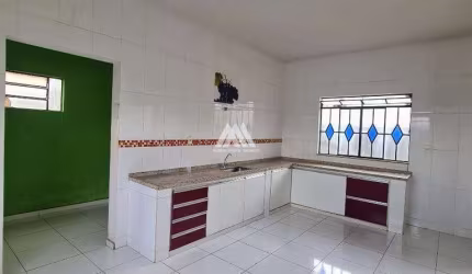 Vendo casa em Itatiaiuçu com 03 quartos excelente localização.
