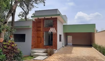 Alugo casa de alto padrão com 03 quartos com uma excelente localização.