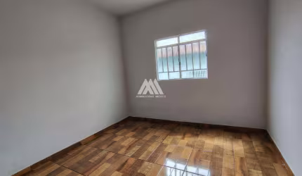 Alugo casa em Itatiaiuçu com 03 quartos com uma excelente localização.