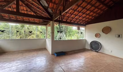 Alugo casa em Itatiaiuçu com 02 pavimentos excelente localização.