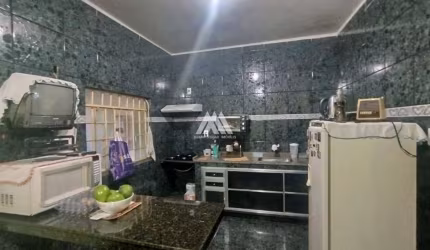 Vendo casa em Itaúna com 03 quartos com excelente localização.