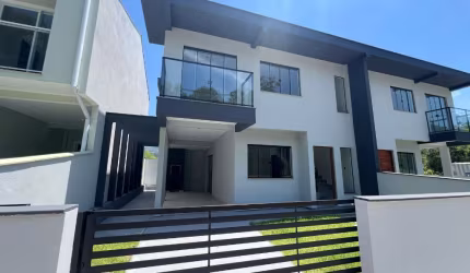 Sobrado com 3 dormitórios com suíte, 101 m² por R$ 580.000 - Forquilhas - São José/SC