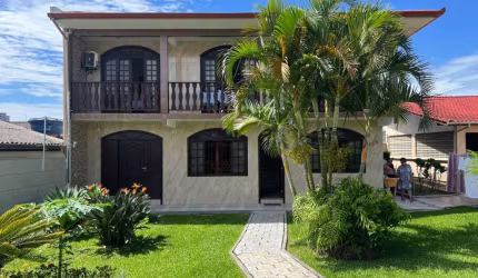 Casa com 3 dormitórios à venda, 200 m² por R$ 1.295.000,00 - Bela Vista - São José/SC