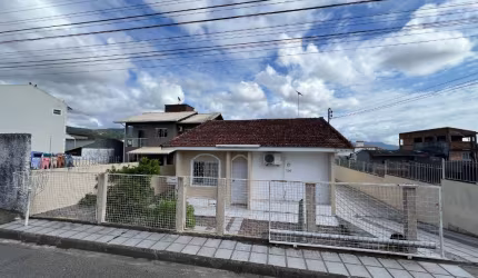 Casa com 3 dormitórios à venda, 142 m² por R$ 660.000,00 - Serraria - São José/SC