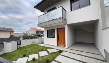 Sobrado Área privativa, 107m² e terreno com 160m² em São José/SC.
