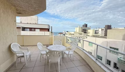 Cobertura com pequena vista ao mar