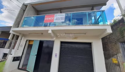 Sobrado com loja comercial.