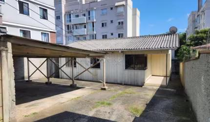 Casa com 03 dormitórios para locação
