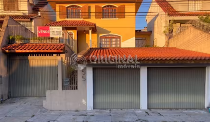 Sobrado residencial à venda próximo ao Parque São Lourenço, a poucos metros da Rua Mateus Leme