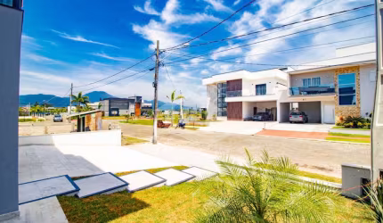 Casa Sobrado à venda com piscina, 4 quarto(s),  sendo 4 suíte(s)  no bairro Flora Rica, 1000 metros da praia, Peruíbe-SP