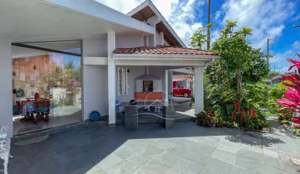 Casa Térrea com piscina à venda com piscina, 4 quarto(s),  sendo 3 suíte(s)  no bairro São José, 200 metros da praia, Peruíbe-SP