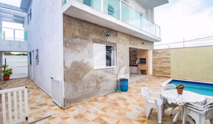 Casa Sobrado à venda com piscina, 4 quarto(s),  sendo 2 suíte(s)  no bairro São José, 900 metros da praia, Peruíbe-SP