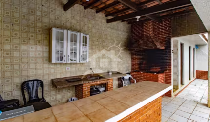 Casa Assobradada à venda , 5 quarto(s),  sendo 2 suíte(s)  no bairro Centro, 1000 metros da praia, Peruíbe-SP