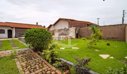 Casa Sobrado à venda com piscina, 3 quarto(s),  sendo 1 suíte(s)  no bairro Arpoador, 700 metros da praia, Peruíbe-SP