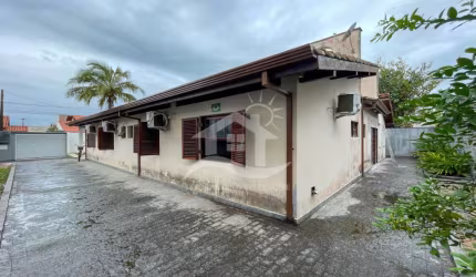 Casa Térrea à venda com piscina, 4 quarto(s),  sendo 4 suíte(s)  no bairro São José, 280 metros da praia, Peruíbe-SP