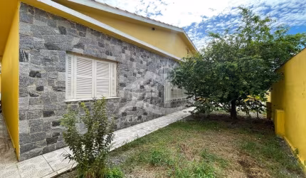 Casa Térrea com piscina à venda , 2 quarto(s),  sendo 1 suíte(s)  no bairro Centro, 800 metros da praia, Peruíbe-SP
