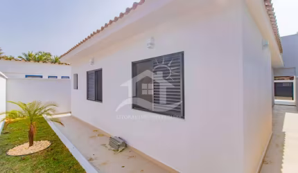 Casa Térrea à venda com piscina, 3 quarto(s),  sendo 1 suíte(s)  no bairro Três Marias, 200 metros da praia, Peruíbe-SP