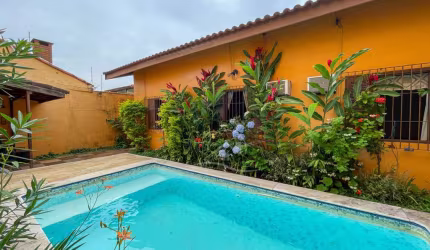 Casa Térrea à venda com piscina, 3 quarto(s),  sendo 1 suíte(s)  no bairro Ribamar, 600 metros da praia, Peruíbe-SP