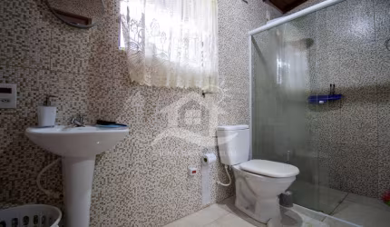 Casa Assobradada à venda com piscina, 3 quarto(s),  sendo 1 suíte(s)  no bairro Centro, 800 metros da praia, Peruíbe-SP