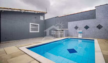 Casa Térrea à venda com piscina, 2 quarto(s),  sendo 1 suíte(s)  no bairro Estância dos Eucaliptos, 1500 metros da praia, Peruíbe-SP