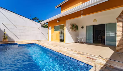 Casa Sobrado à venda com piscina, 3 quarto(s),  sendo 3 suíte(s)  no bairro Oasis, 160 metros da praia, Peruíbe-SP