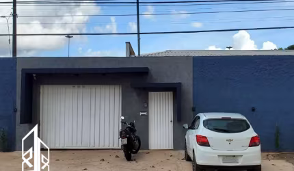 Casa em condominio fechado com ponto comercial.