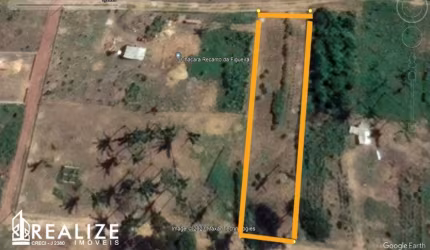 Lote cercado, com mureta, mourões e arame em três lados.