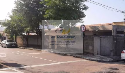 Vendo Casa com 150m², 3 quartos s/ 1 suíte, sala p/ 2 ambientes e 2 vagas de garagem