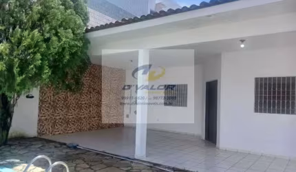 Vendo Casa com 159 m², 3 quartos s/ 1 suíte + DCE, sala p/ 2 ambientes, piscina e 3 vagas