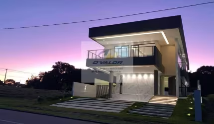 Vendo CASA em condomínio, com projeto da Arquiteta Sandra Moura, de 378 m² construídos,  05 Suítes, 3 Vagas
