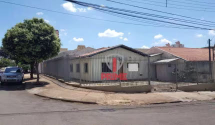 Casa comercial à venda na região central de Londrina. Com uma configuração espaçosa que inclui três quartos, sala, cozinha e dois banheiros, este imóv