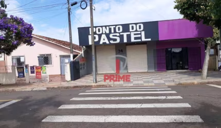 Casa residencial no Califórnia em Londrina, com dependência no fundo.