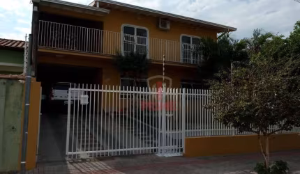 Sobrado à venda no Santa Mônica em Londrina. Com 4 quartos sendo 1 suíte, sala de jantar e visita, cozinha, área de serviço, banheiro social, 4 vagas