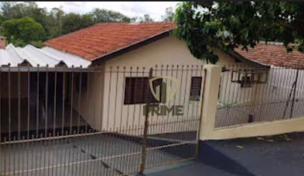 Casa à venda no Parque Residencial Cambé em Cambé. Com 2 dormitórios, 1 banheiro, sala de estar e de jantar, escritório, cozinha, churrasqueira,  lava