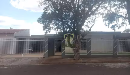 Casa à venda no Jardim Champagnat em Londrina. Completa de armários, 4 quartos, piscina, gourmet 4 vagas de garagem. 325m2 área privativa.