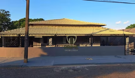 Casa à venda Conjunto Habitacional Alexande Urbanas, Zona Leste em Londrina. Residencial de esquina, casa recém reformada e pintada.