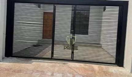 Casa Geminada à venda no jardim Bandeirantes em Londrina. Portão basculante, piso em porcelanato e pé direito alto.