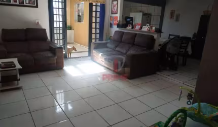 Casa à venda na Vila Ipiranga em Londrina.   Com 2 quartos, sala, copa, cozinha, área de serviço, banheiro social, 2 vagas de garagem e churrasqueira.