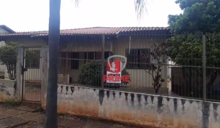 Casa à venda no Esperança em Londrina. Com 4 quartos sendo 1 suíte, sala, copa, cozinha, área de serviço, 2 banheiros, 1 vaga de garagem coberta e div