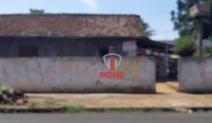 Terreno à venda no Bairro Aeroporto em Londrina. Com 411 m² com casa de madeira. Em ótima localização.