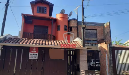 Sobrado à venda no Jardim Tarumã em Londrina.   - Com 3 suítes