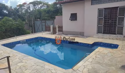 Chácara em Jundiaí, com ampla casa, escritório, galpão, área de lazer, piscina, bosque.