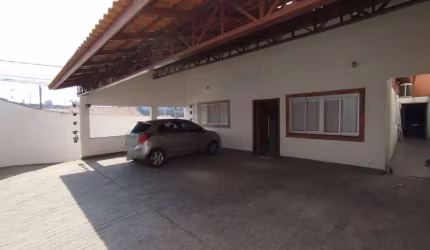 Casa a venda com Kitnet para locação nos fundos no Jardim Simus em Sorocaba/sp