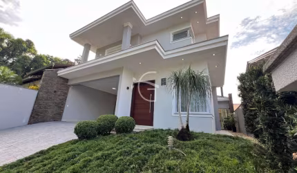 Essa casa de alto padrão é linda e encantadora.